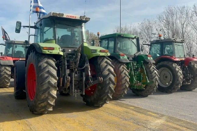 Αγρότες σηκώνουν μπάρες διοδίων, η κυβέρνηση μιλά για κόστος εκατομμυρίων ΒΙΝΤΕΟ