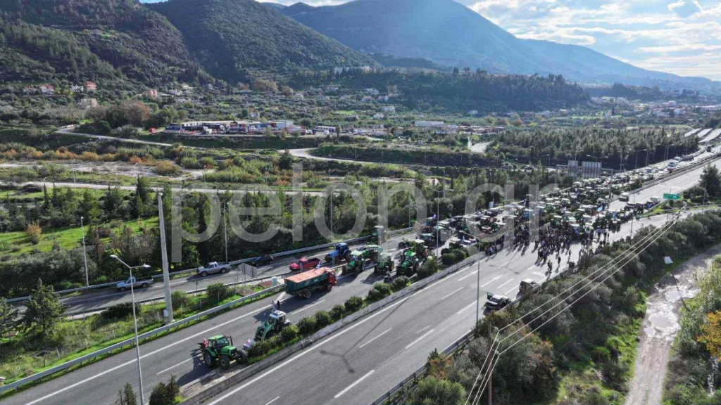 Το pelop.gr στα μπλόκα των αγροτών: Εντυπωσιακές εικόνες από drone στη νέα εθνική οδό Πατρών-Πύργου
