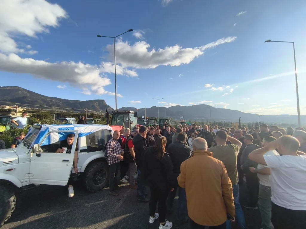 Πάτρα: Η δημοτική αρχή στο πλευρό των αγροτοκτηνοτρόφων στο μπλόκο της Περιμετρικής 