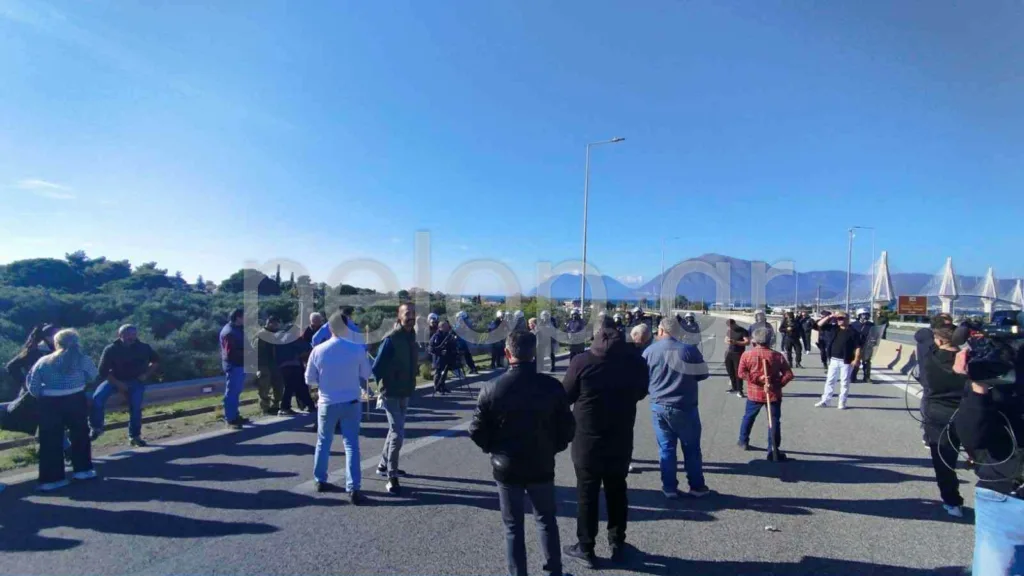 Σε τροχιά κλιμάκωσης οι αγρότες: Κομβόι για τη Γέφυρα Ρίου–Αντιρρίου - «Κόλλησε» ασθενοφόρο ΦΩΤΟ