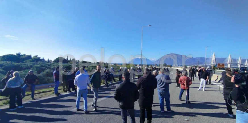 Σε τροχιά κλιμάκωσης οι αγρότες: Κομβόι για τη Γέφυρα Ρίου–Αντιρρίου - «Κόλλησε» ασθενοφόρο ΦΩΤΟ