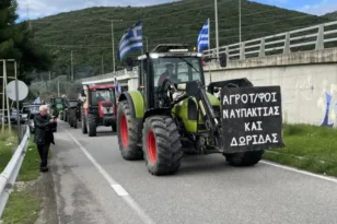 Αγρότες Ναυπακτίας και Δωρίδας έκλεισαν την εθνική οδό Ναυπάκτου – Ιτέας