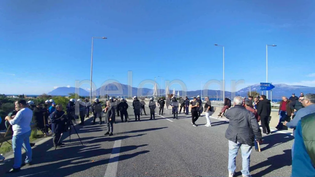 Σε τροχιά κλιμάκωσης οι αγρότες: Κομβόι για τη Γέφυρα Ρίου–Αντιρρίου - «Κόλλησε» ασθενοφόρο ΦΩΤΟ