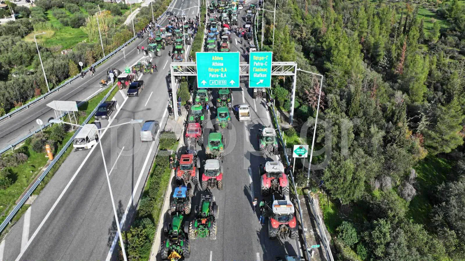Το pelop.gr στα μπλόκα των αγροτών: Κλειστή η Περιμετρική στην Εγλυκάδα - Εντυπωσιακές εικόνες από drone