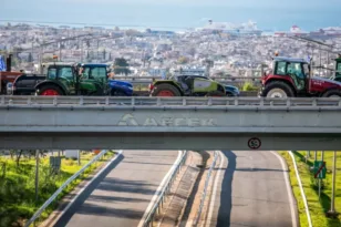 Μαθητικές εκδρομές «παγιδευμένες» στα μπλόκα