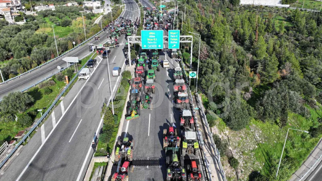 Το pelop.gr στα μπλόκα των αγροτών: Εντυπωσιακές εικόνες από drone στη νέα εθνική οδό Πατρών-Πύργου