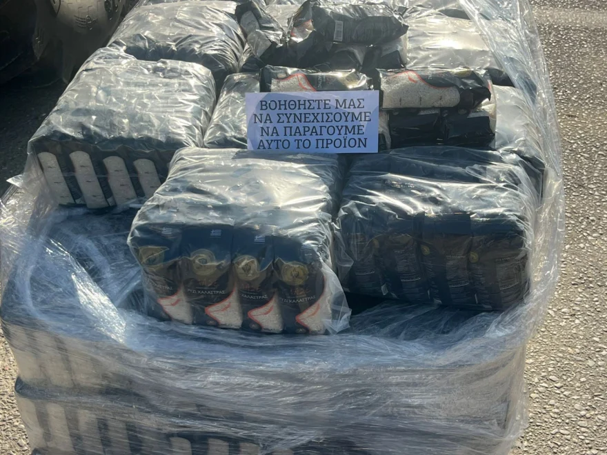 Αγρότες στα Μάλγαρα μοίρασαν αδιάθετο ρύζι σε οδηγούς από το μπλόκο Αγρότες στα Μάλγαρα μοίρασαν αδιάθετο ρύζι σε οδηγούς από το μπλόκο