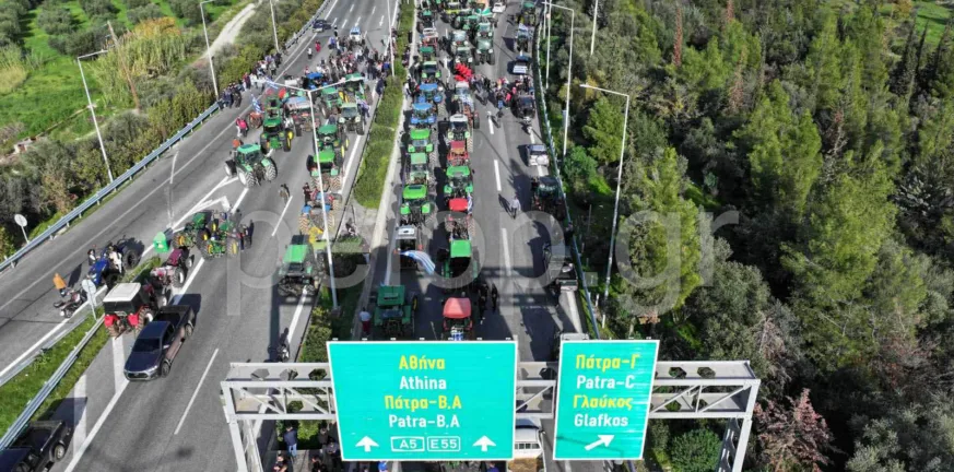 Η Πάτρα σε αγροτικό κλοιό: Σήμερα η απόφαση αν θα κλιμακώσουν, πού υπάρχουν μπλόκα ΦΩΤΟ-ΒΙΝΤΕΟ