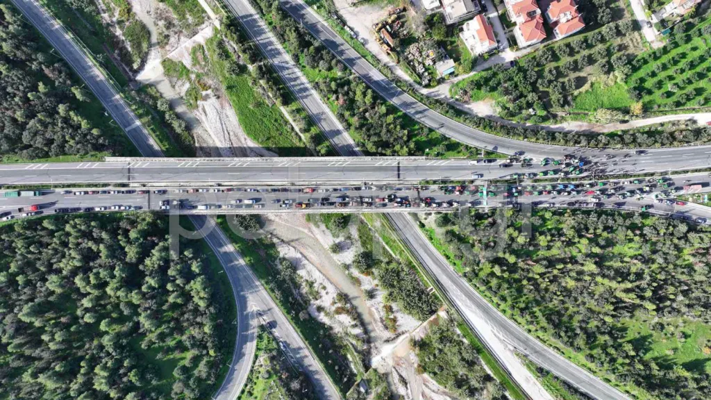 Το pelop.gr στα μπλόκα των αγροτών: Εντυπωσιακές εικόνες από drone στη νέα εθνική οδό Πατρών-Πύργου