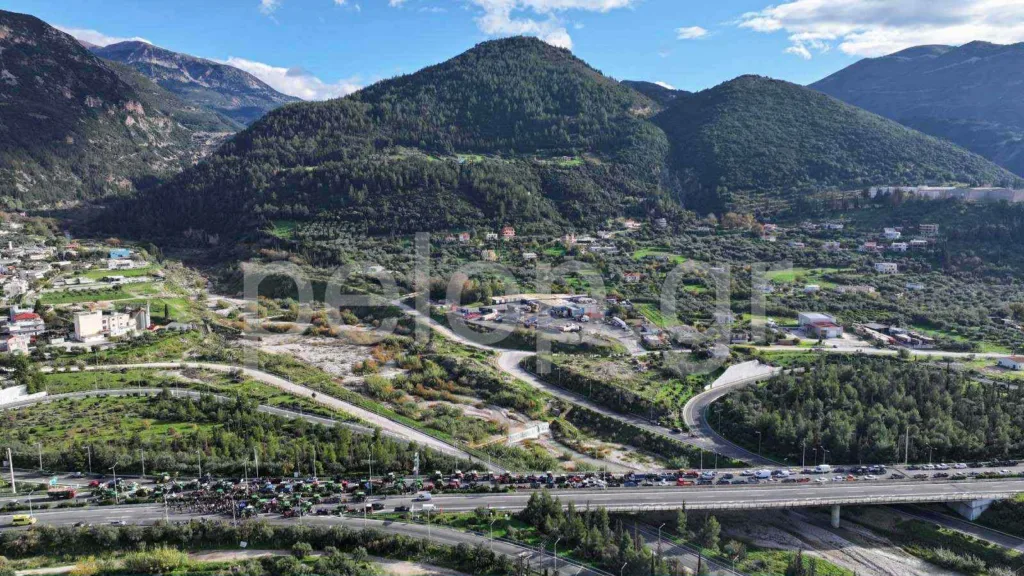 Το pelop.gr στα μπλόκα των αγροτών: Εντυπωσιακές εικόνες από drone στη νέα εθνική οδό Πατρών-Πύργου