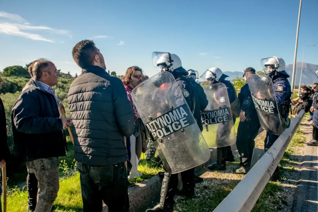 Ανυποχώρητοι οι αγρότες: Τι ισχύει με τα μπλόκα σε όλη την Ελλάδα, στον κόμβο Νίκαιας πάνω από 2.000 τρακτέρ! ΦΩΤΟ