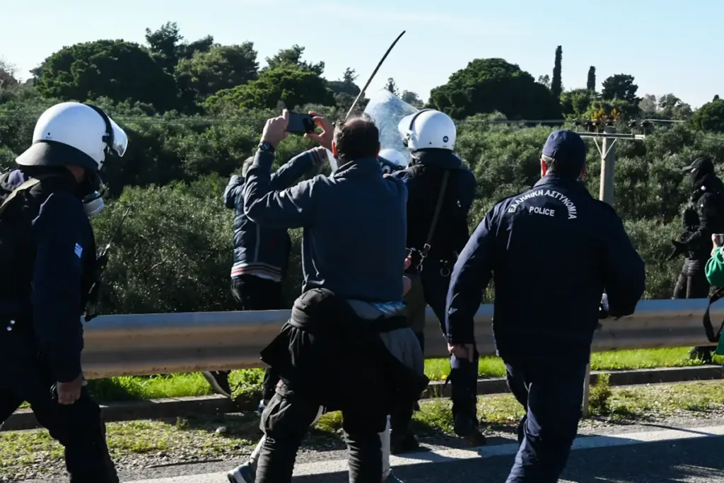 Ανυποχώρητοι οι αγρότες: Τι ισχύει με τα μπλόκα σε όλη την Ελλάδα, στον κόμβο Νίκαιας πάνω από 2.000 τρακτέρ! ΦΩΤΟ