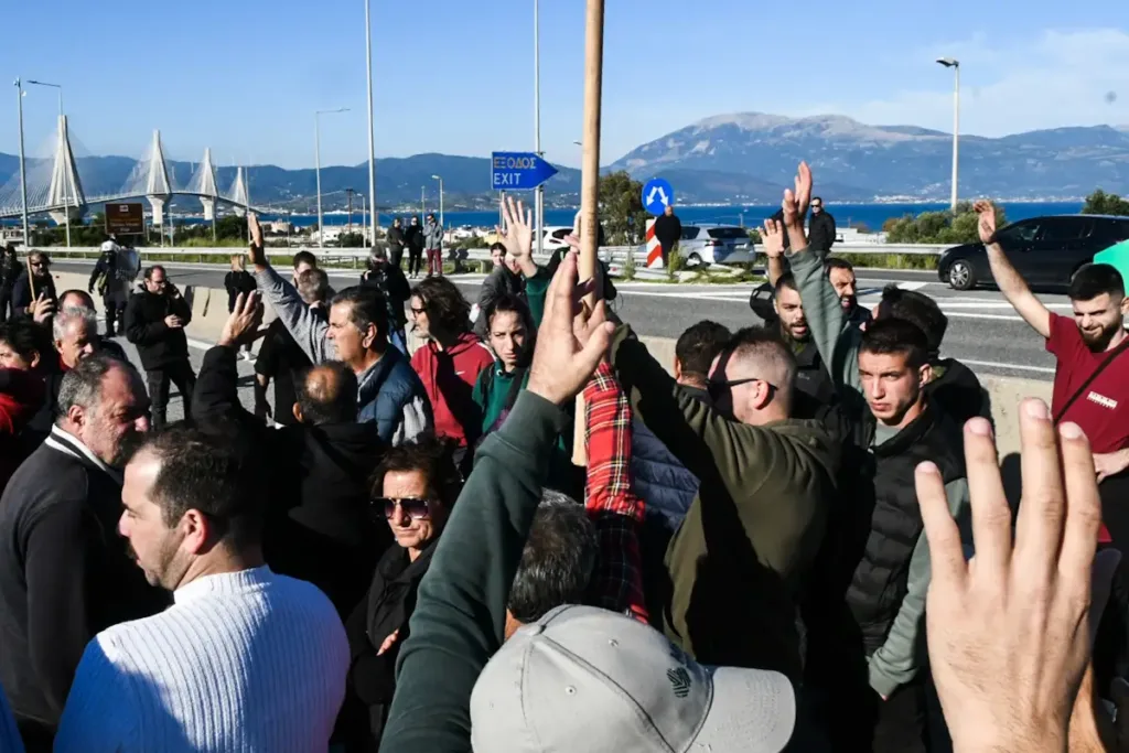 Ανυποχώρητοι οι αγρότες: Τι ισχύει με τα μπλόκα σε όλη την Ελλάδα, στον κόμβο Νίκαιας πάνω από 2.000 τρακτέρ! ΦΩΤΟ