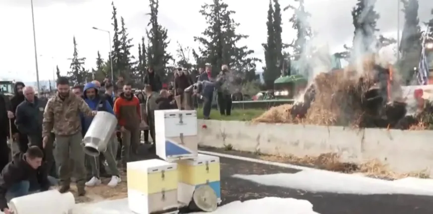 Στερεά Ελλάδα: Ένταση στα μπλόκα με αγρότες και αστυνομία - Κλιμακώνονται οι κινητοποιήσεις σε όλη τη χώρα