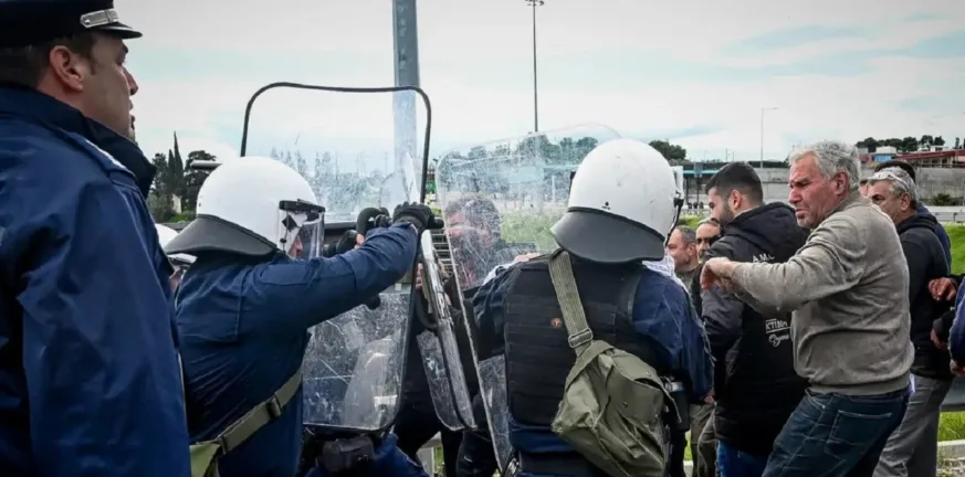 Έκρυθμο μέτωπο αγροτικών μπλόκων σε όλη τη χώρα: Σπασμένα αστυνομικά φράγματα, κλειστοί δρόμοι και πορείες με χιλιάδες τρακτέρ