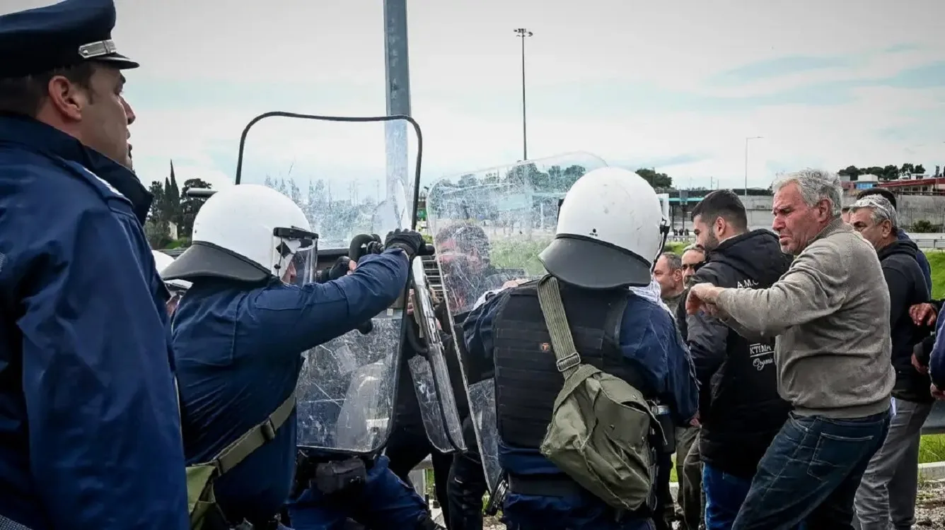 Έκρυθμο μέτωπο αγροτικών μπλόκων σε όλη τη χώρα: Σπασμένα αστυνομικά φράγματα, κλειστοί δρόμοι και πορείες με χιλιάδες τρακτέρ Έκρυθμο μέτωπο αγροτικών μπλόκων σε όλη τη χώρα: Σπασμένα αστυνομικά φράγματα, κλειστοί δρόμοι και πορείες με χιλιάδες τρακτέρ