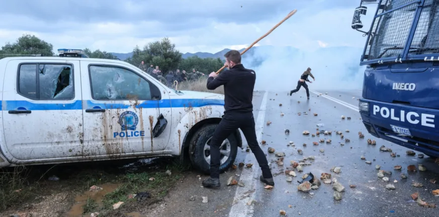 ΕΛΑΣ: Διαψεύδει τα δημοσιεύματα για χρήση «πλαστικών σφαιρών» κατά αγροτών στα μπλόκα στην Κρήτη