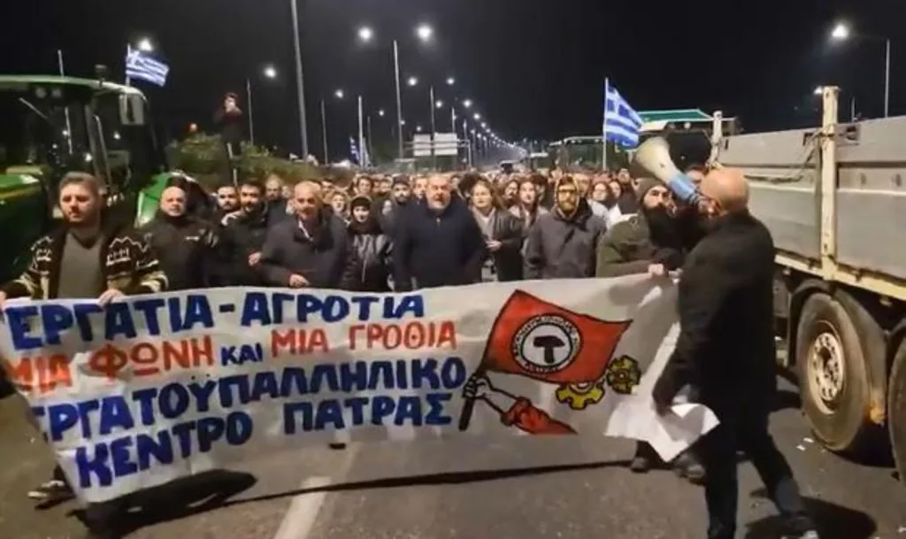 Αγρότες: Στο βάθος φαίνεται αποκλιμάκωση