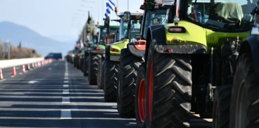 Αγρότες: Μαζί με κτηνοτρόφους απέκλεισαν την Πατρών - Πύργου, στο ύψος του κόμβου της Κάτω Αχαΐας