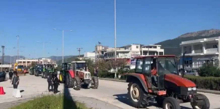Με τρακτέρ στο λιμάνι της Ηγουμενίτσας οι αγρότες Θεσπρωτίας – Ισχυρή αστυνομική παρουσία στην είσοδο