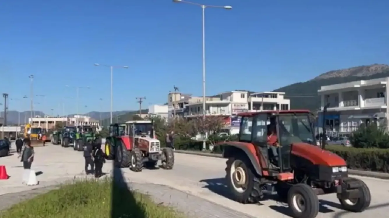 Με τρακτέρ στο λιμάνι της Ηγουμενίτσας οι αγρότες Θεσπρωτίας – Ισχυρή αστυνομική παρουσία στην είσοδο Με τρακτέρ στο λιμάνι της Ηγουμενίτσας οι αγρότες Θεσπρωτίας – Ισχυρή αστυνομική παρουσία στην είσοδο