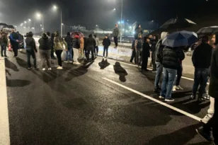 Πάτρα: Αγρότες από τη Δ. Αχαΐα έκλεισαν την Πατρών-Πύργου! ΦΩΤΟ