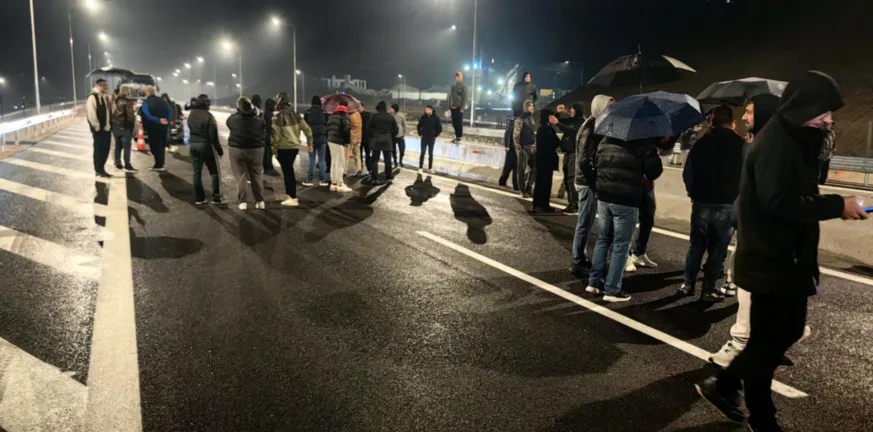 Πάτρα: Αγρότες από τη Δ. Αχαΐα έκλεισαν την Πατρών-Πύργου στον κόμβο της ΒΙ.ΠΕ.! ΦΩΤΟ