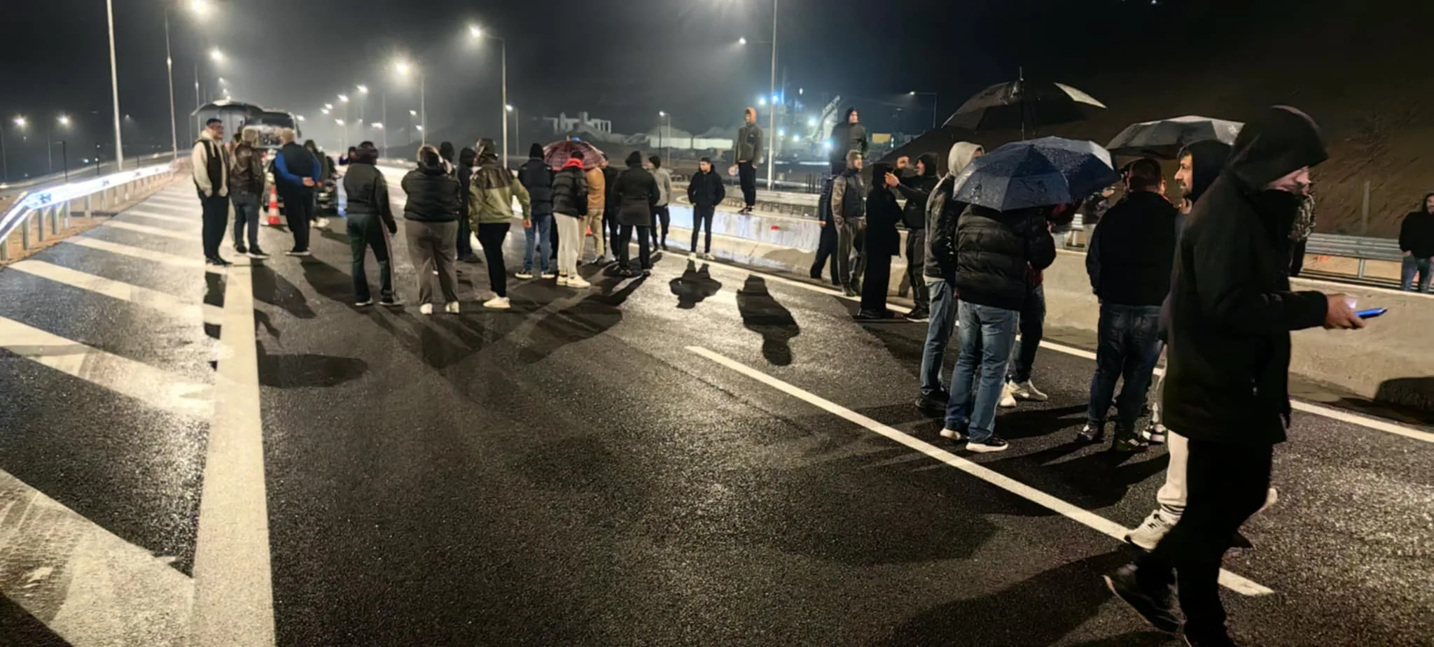 Πάτρα: Αγρότες από τη Δ. Αχαΐα έκλεισαν την Πατρών-Πύργου στον κόμβο της ΒΙ.ΠΕ.! ΦΩΤΟ Πάτρα: Αγρότες από τη Δ. Αχαΐα έκλεισαν την Πατρών-Πύργου στον κόμβο της ΒΙ.ΠΕ.! ΦΩΤΟ