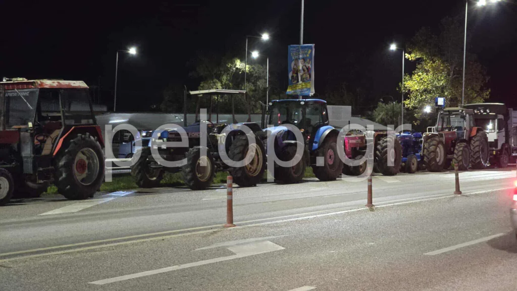 Κάτω Αχαΐα: Στους δρόμους οι αγρότες, παραταγμένα τα τρακτέρ στην Εθνική ΦΩΤΟ