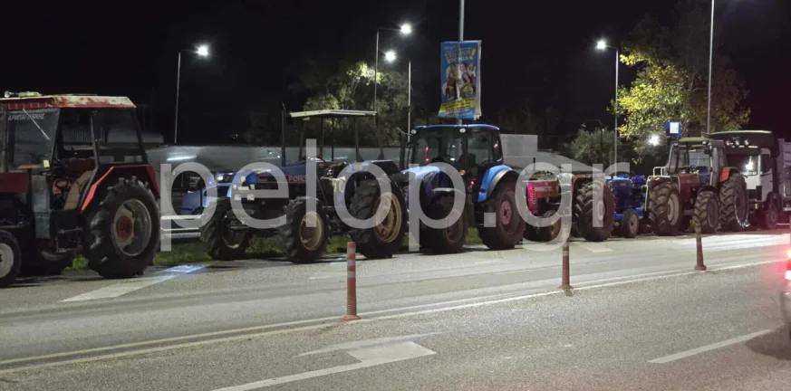 Κάτω Αχαΐα: Στους δρόμους οι αγρότες, παραταγμένα τα τρακτέρ στην Εθνική ΦΩΤΟ