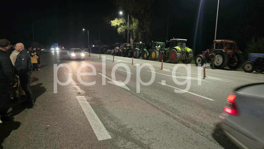 Κάτω Αχαΐα: Στους δρόμους οι αγρότες, παραταγμένα τα τρακτέρ στην Εθνική ΦΩΤΟ
