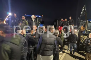 Κάτω Αχαΐα: Παραταγμένα τα τρακτέρ στην Εθνική, έκλεισαν τον κόμβο ΦΩΤΟ