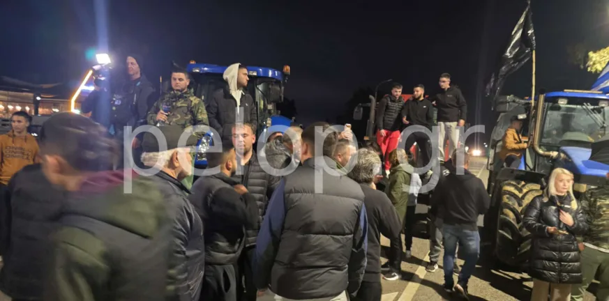 Κάτω Αχαΐα: Παραταγμένα τα τρακτέρ στην Εθνική, έκλεισαν τον κόμβο ΦΩΤΟ Κάτω Αχαΐα: Παραταγμένα τα τρακτέρ στην Εθνική, έκλεισαν τον κόμβο ΦΩΤΟ
