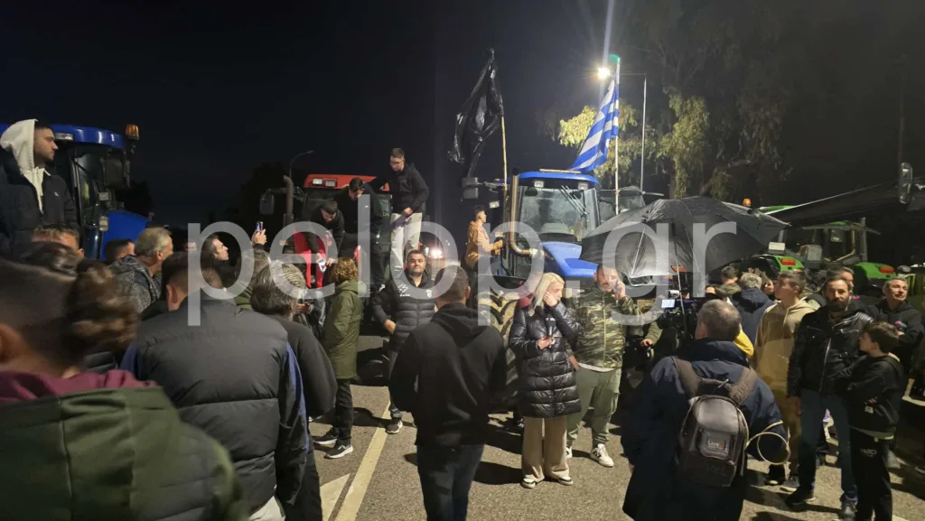 Κάτω Αχαΐα: Παραταγμένα τα τρακτέρ στην Εθνική, έκλεισαν τον κόμβο ΦΩΤΟ Κάτω Αχαΐα: Παραταγμένα τα τρακτέρ στην Εθνική, έκλεισαν τον κόμβο ΦΩΤΟ