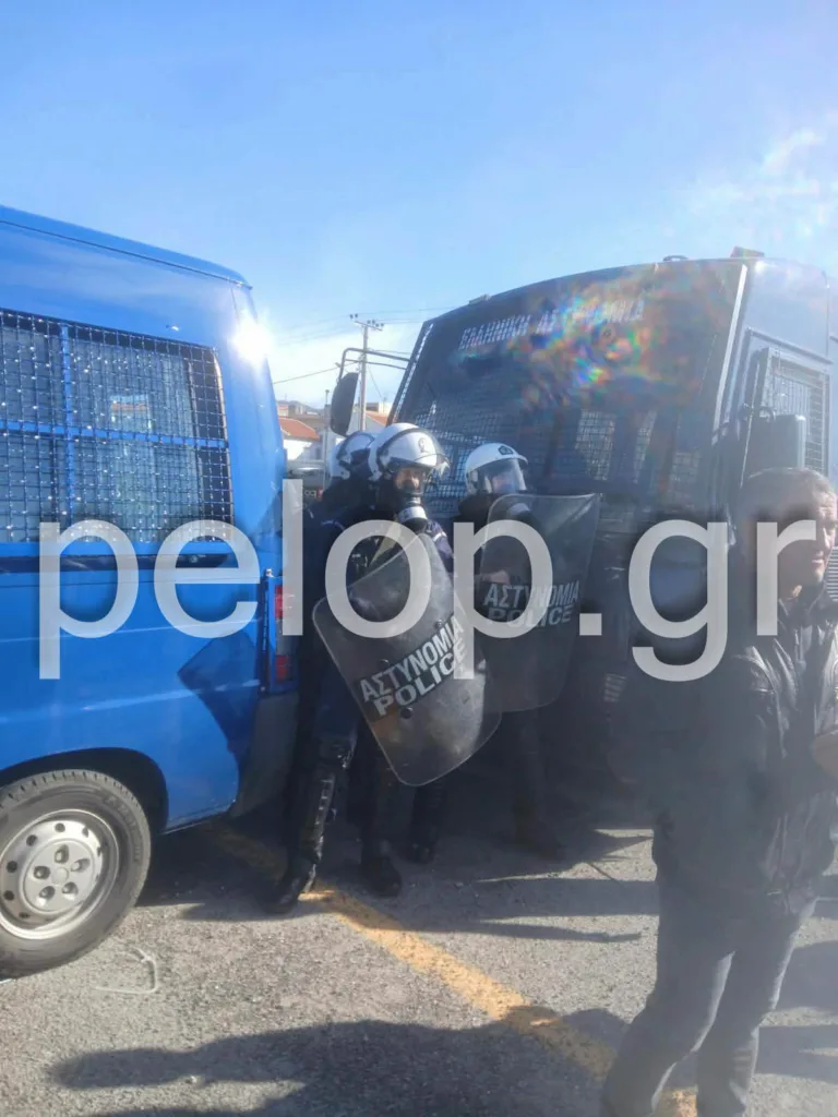 Σε τροχιά κλιμάκωσης οι αγρότες: Κομβόι για τη Γέφυρα Ρίου–Αντιρρίου - «Κόλλησε» ασθενοφόρο ΦΩΤΟ