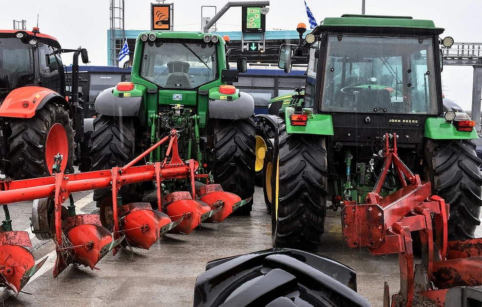 Αγροτικά μπλόκα: 55 σε όλη τη χώρα, κλειστό το αεροδρόμιο Ηρακλείου, αποκλεισμός λιμανιών ΦΩΤΟ Αγροτικά μπλόκα: 55 σε όλη τη χώρα, κλειστό το αεροδρόμιο Ηρακλείου, αποκλεισμός λιμανιών ΦΩΤΟ