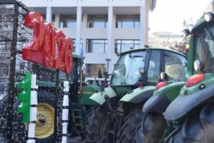 Στην κεντρική πλατεία Λάρισας οι αγρότες του μπλόκου της Νίκαιας – Συγκέντρωση ενόψει δικαστηρίου