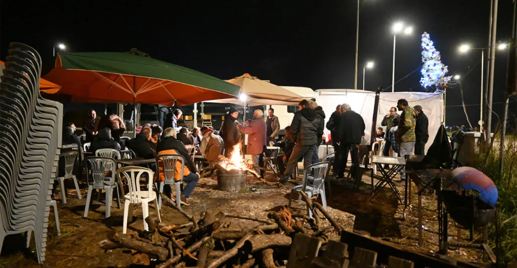 Αγροτικές κινητοποιήσεις με τραπέζια Χριστουγέννων αλλά και ανοικτούς δρόμους