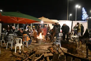 Αγροτικές κινητοποιήσεις με τραπέζια Χριστουγέννων αλλά και ανοικτούς δρόμους