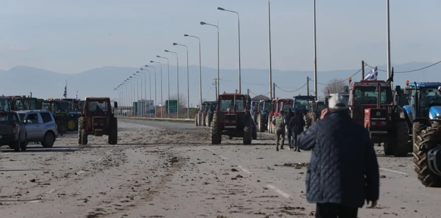 Αγρότες: Επ' αόριστον το μπλόκο στα Μάλγαρα, κλειστό το ρεύμα προς Αθήνα και δίωροι αποκλεισμοί προς Θεσσαλονίκη