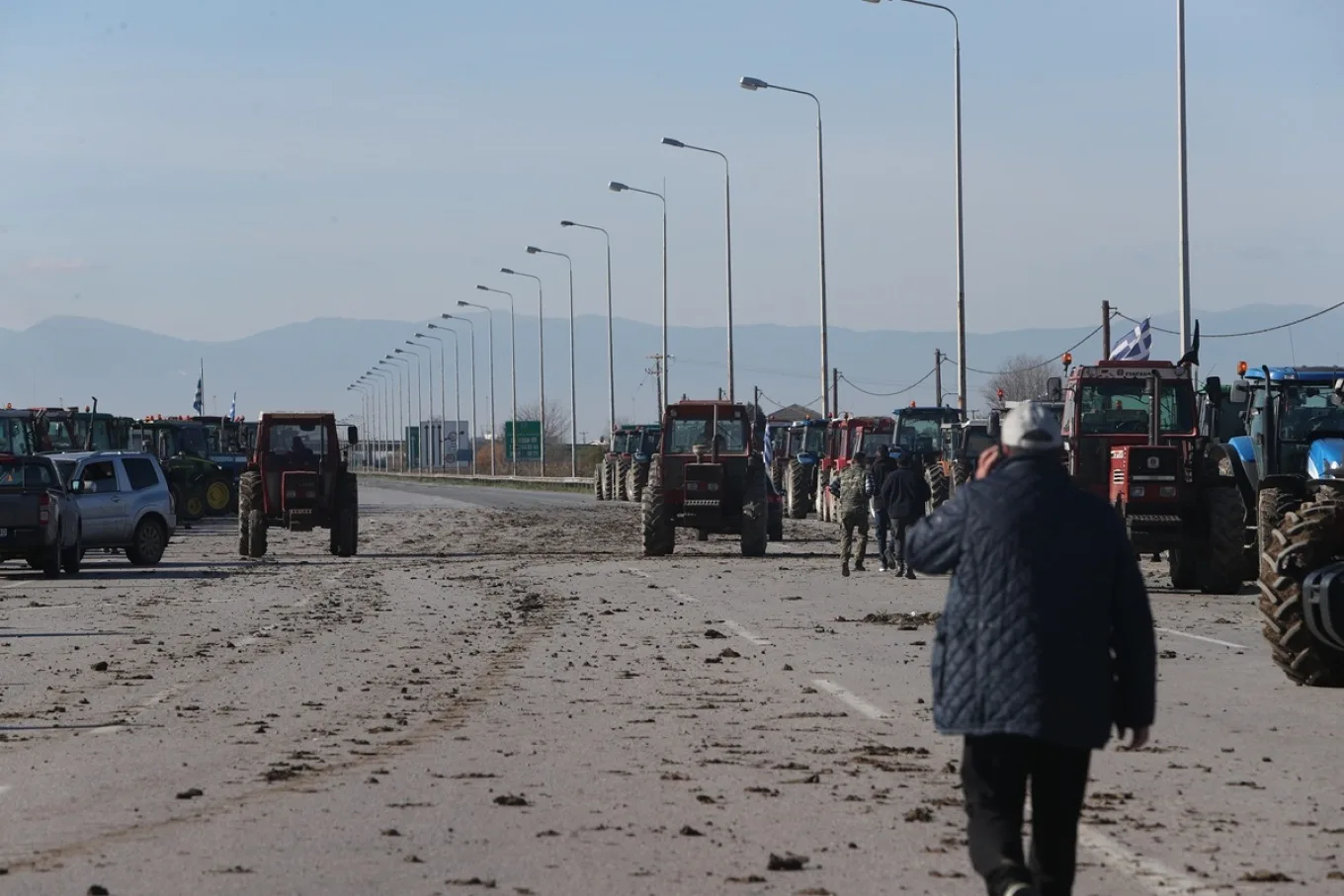 Αγρότες: Επ' αόριστον το μπλόκο στα Μάλγαρα, κλειστό το ρεύμα προς Αθήνα και δίωροι αποκλεισμοί προς Θεσσαλονίκη Αγρότες: Επ' αόριστον το μπλόκο στα Μάλγαρα, κλειστό το ρεύμα προς Αθήνα και δίωροι αποκλεισμοί προς Θεσσαλονίκη