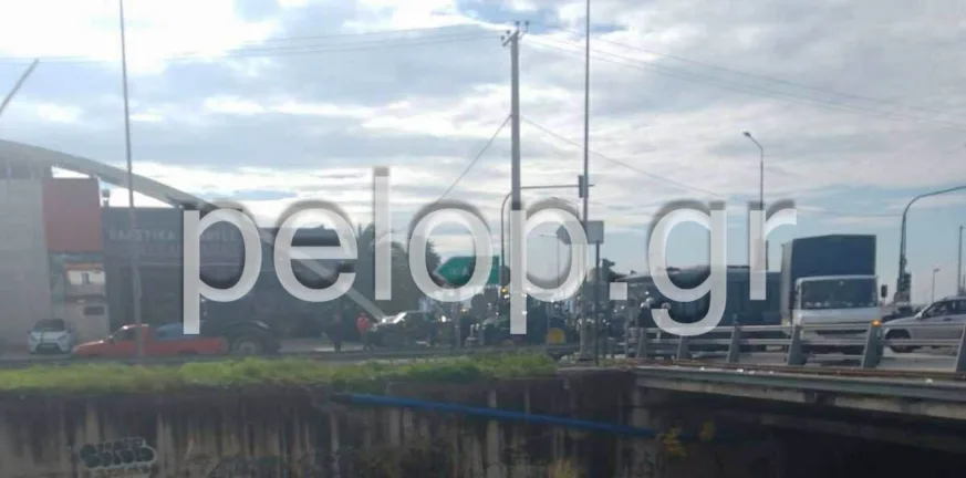 Αγρότες με δεκάδες τρακτέρ κατευθύνονται στην Πάτρα: Μπλόκο της Αστυνομίας στην Ακτή Δυμαίων ΒΙΝΤΕΟ