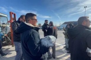 Αγρότες στα Μάλγαρα μοίρασαν αδιάθετο ρύζι σε οδηγούς από το μπλόκο