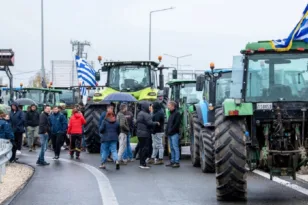 Κλιμακώνονται τα μπλόκα: Κλειστή η Εγνατία στην Κομοτηνή - Νέοι αποκλεισμοί και πορείες αγροτών σε όλη τη χώρα