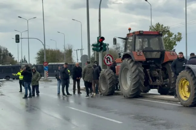 Κλιμακώνονται τα αγροτικά μπλόκα: Σε Ε65, Θεσσαλονίκη, Ιωάννινα και Πρέβεζα συνεχίζονται οι κινητοποιήσεις - Στήριξη από φορείς
