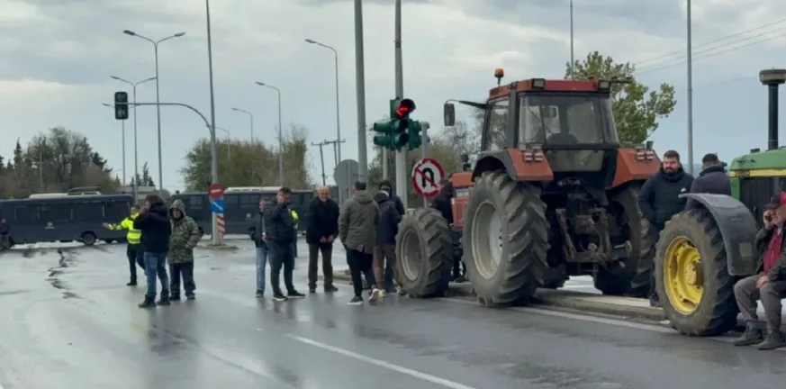 Κλιμακώνονται τα αγροτικά μπλόκα: Σε Ε65, Θεσσαλονίκη, Ιωάννινα και Πρέβεζα συνεχίζονται οι κινητοποιήσεις - Στήριξη από φορείς