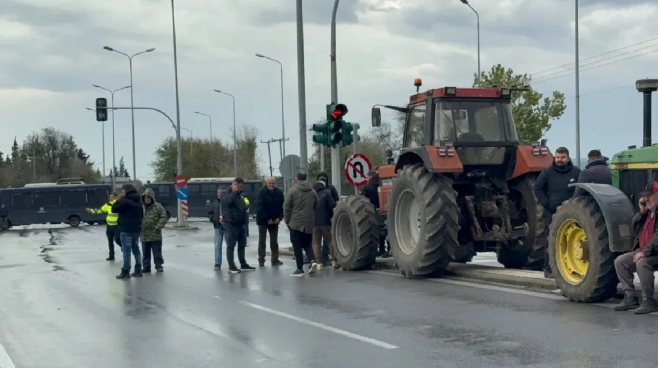 Κλιμακώνονται τα αγροτικά μπλόκα: Σε Ε65, Θεσσαλονίκη, Ιωάννινα και Πρέβεζα συνεχίζονται οι κινητοποιήσεις - Στήριξη από φορείς