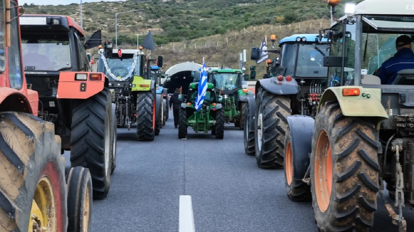 Επιστροφή στα μπλόκα: Αγρότες κλείνουν δρόμους και τελωνεία - Κλιμάκωση κινητοποιήσεων μετά την Πρωτοχρονιά
