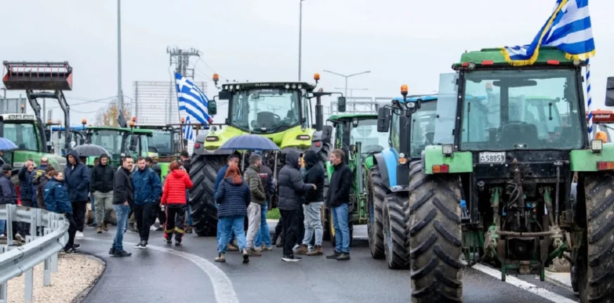 Αμετακίνητοι οι αγρότες: Κλειστή η Εγνατία στην Κομοτηνή, μπλόκο στον Προμαχώνα – Κινητοποιήσεις από Θράκη έως Πάτρα