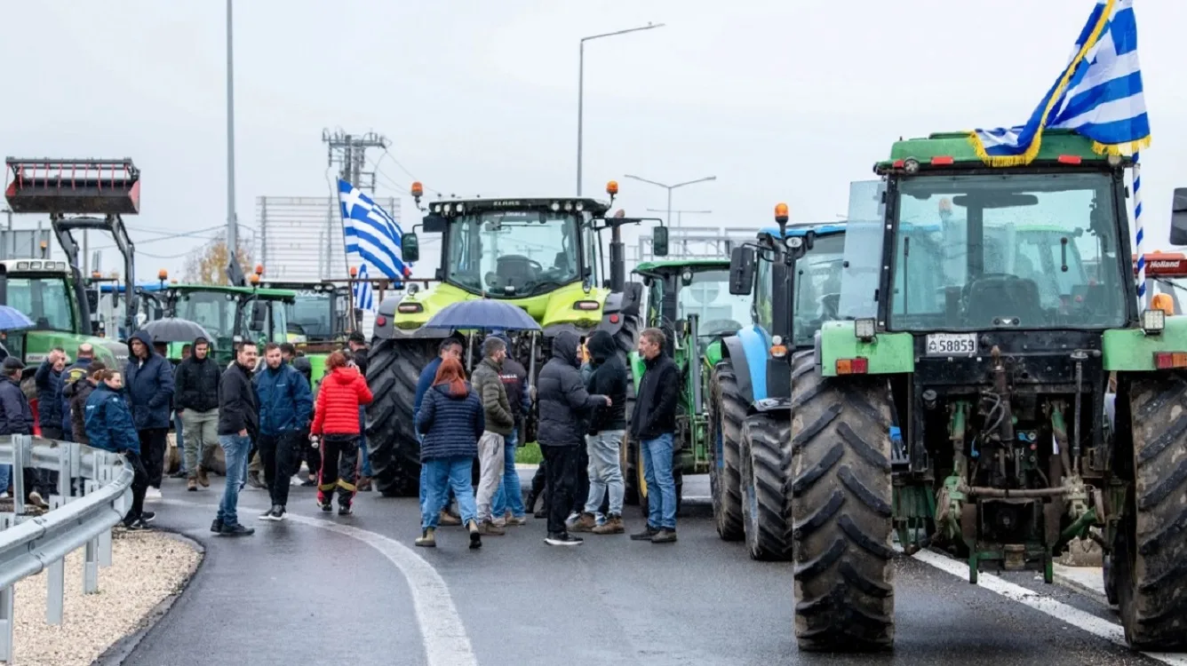 Εντείνουν τα μπλόκα οι αγρότες: Κορυφώνονται οι αποκλεισμοί σε εθνικές οδούς